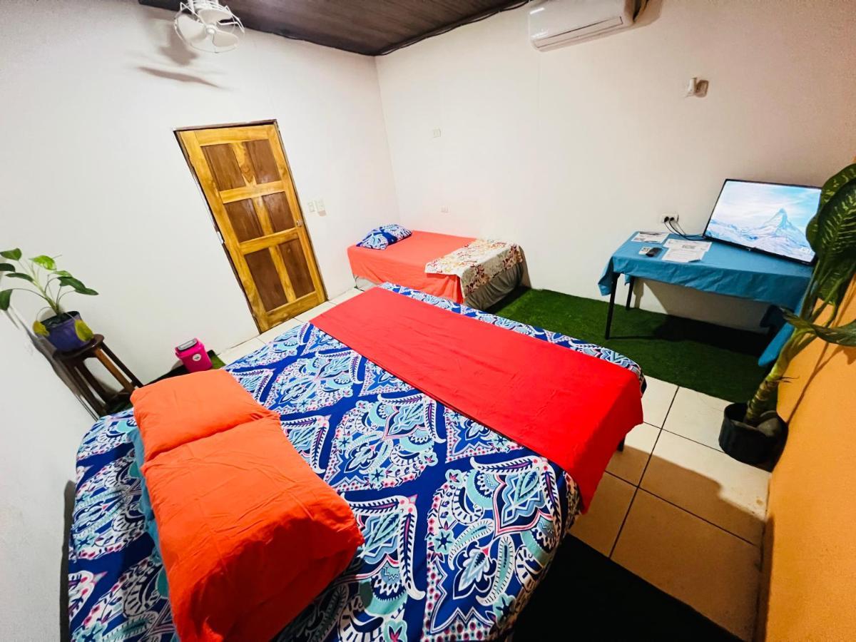 Bato'S Hostel Quepos Exterior photo